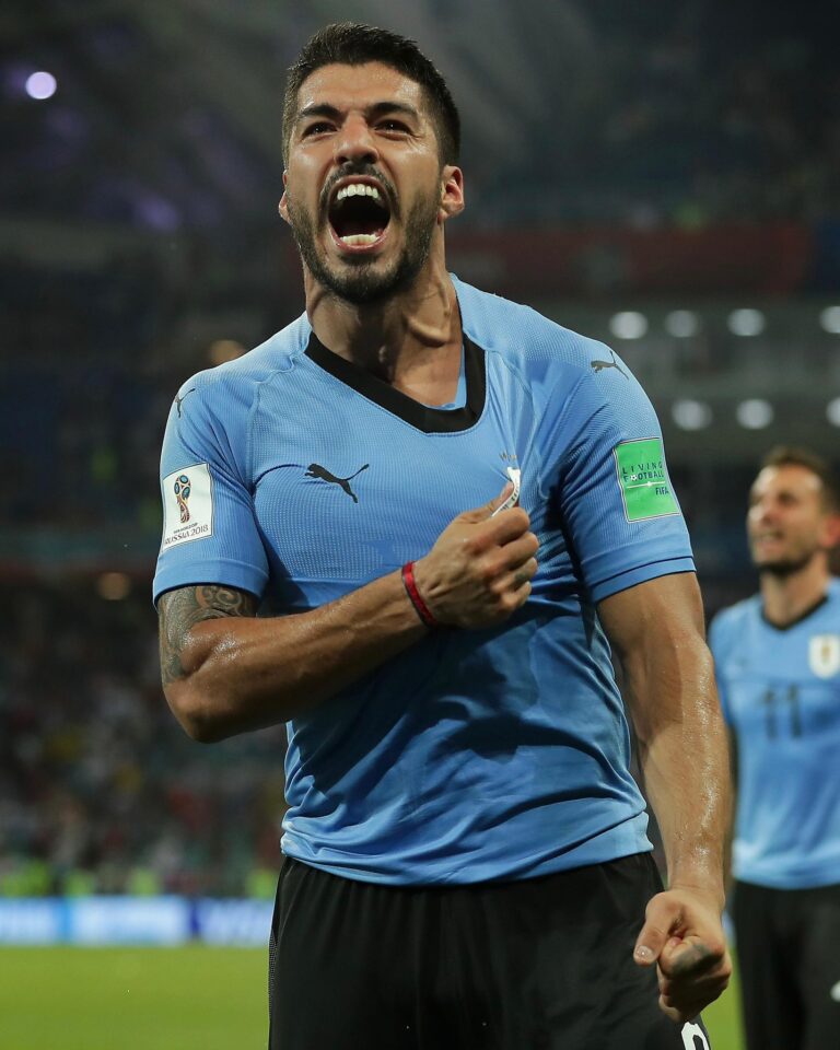 Luis Suarez Ametangaza Kustaafu kuichezea Uruguay kumbukumbu za Ghana zikizua kwa mashabiki.